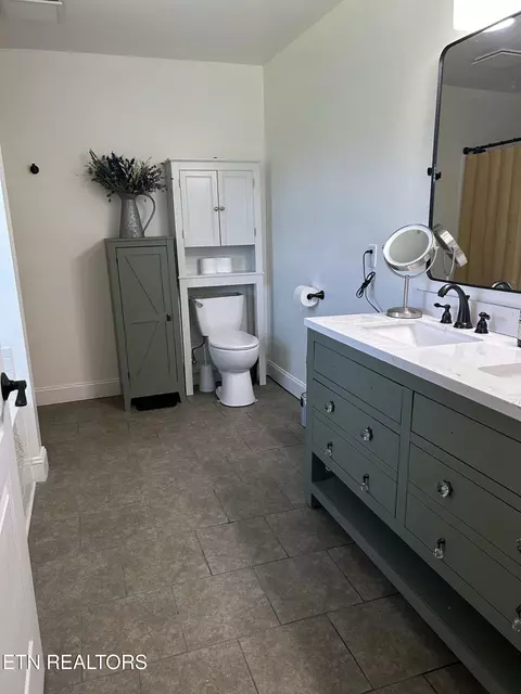 Bath - 1246 Greenbriar Rd, Talbott, TN 37877 photo 1 of 5