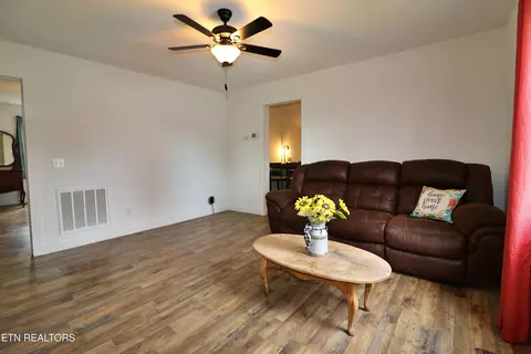 Living - 117 N Main St, Oneida, TN 37841 photo 2 of 3