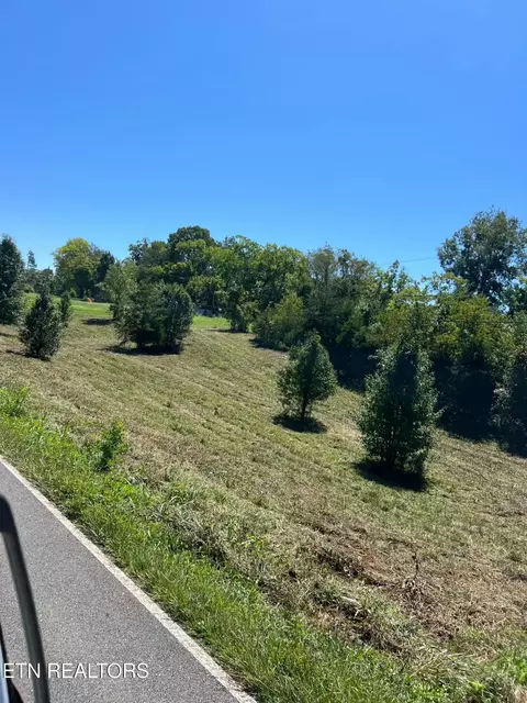 615 Green Hill Rd, Dandridge, TN 37725