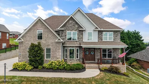 427 Royal Oaks Dr, Maryville, TN 37801