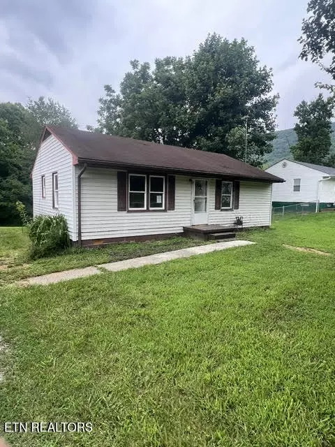 131 Howard Ave, Harriman, TN 37748