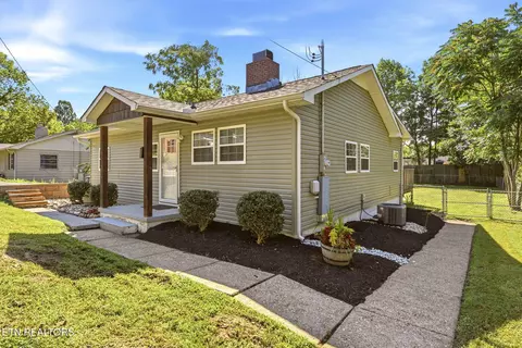 104 Tucker Rd, Oak Ridge, TN 37830