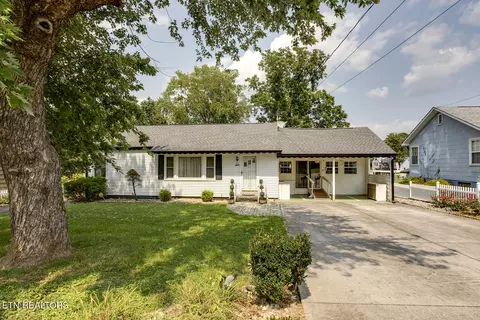 111 Sunset Dr, Harriman, TN 37748