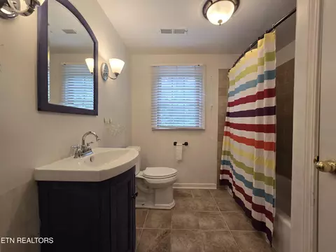 Bath - 400 Gloucester Ave, Middlesboro, KY 40965 photo 3 of 4