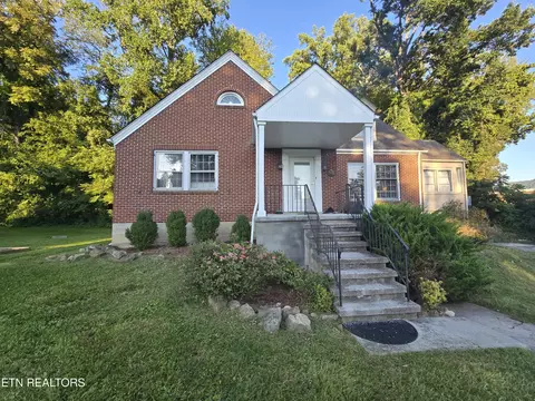 Exterior - 400 Gloucester Ave, Middlesboro, KY 40965 photo 2 of 6