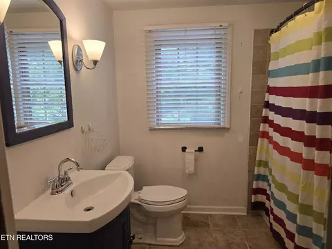 Bath - 400 Gloucester Ave, Middlesboro, KY 40965 photo 4 of 4
