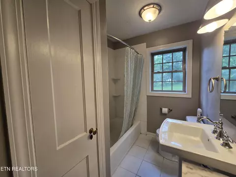 Bath - 400 Gloucester Ave, Middlesboro, KY 40965 photo 2 of 4