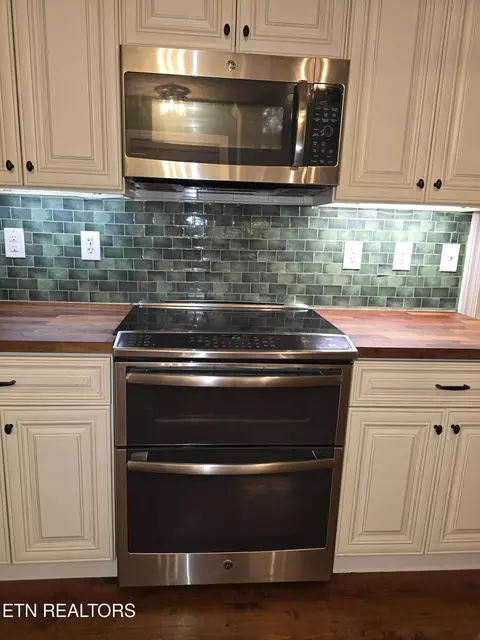 Kitchen - 400 Gloucester Ave, Middlesboro, KY 40965 photo 7 of 7