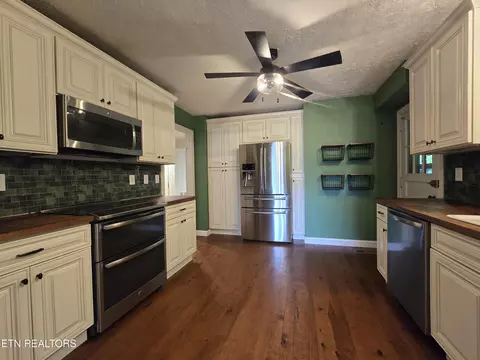Kitchen - 400 Gloucester Ave, Middlesboro, KY 40965 photo 2 of 7