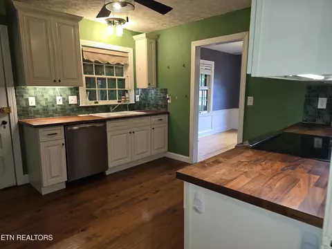 Kitchen - 400 Gloucester Ave, Middlesboro, KY 40965 photo 4 of 7