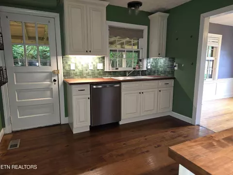Kitchen - 400 Gloucester Ave, Middlesboro, KY 40965 photo 6 of 7