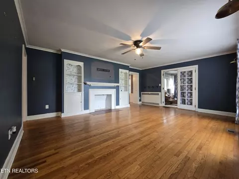 Living - 400 Gloucester Ave, Middlesboro, KY 40965 photo 1 of 3
