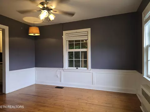 Living - 400 Gloucester Ave, Middlesboro, KY 40965 photo 2 of 3