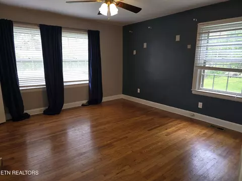 Bedroom - 400 Gloucester Ave, Middlesboro, KY 40965 photo 4 of 12