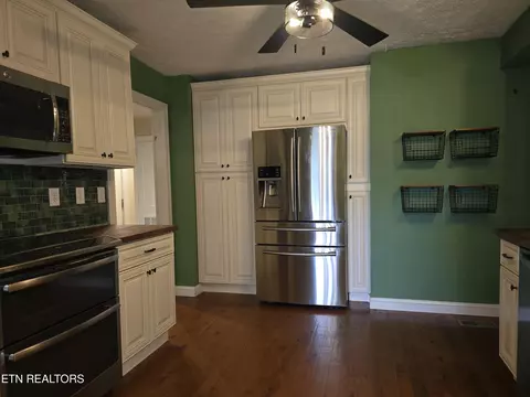 Kitchen - 400 Gloucester Ave, Middlesboro, KY 40965 photo 3 of 7