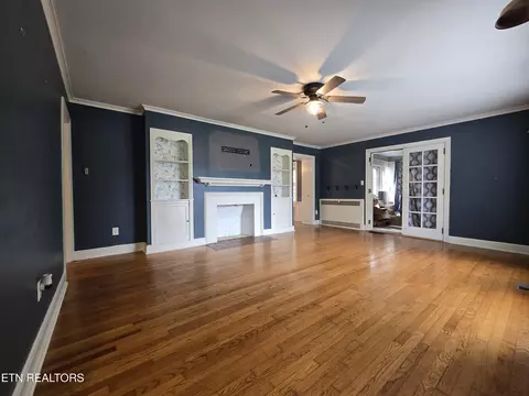 Living - 400 Gloucester Ave, Middlesboro, KY 40965 photo 3 of 3