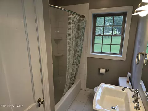 Bath - 400 Gloucester Ave, Middlesboro, KY 40965 photo 1 of 4