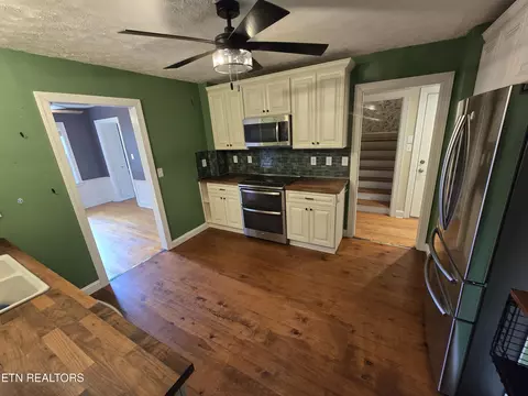 Kitchen - 400 Gloucester Ave, Middlesboro, KY 40965 photo 1 of 7