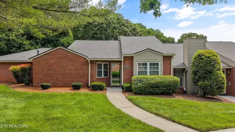 5035 Griffins Gate Ln, Knoxville, TN 37912