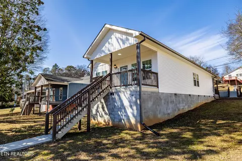 619 NE Midlake Dr, Knoxville, TN 37918