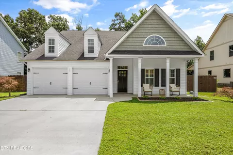 566 Hillside Ln, Lenoir City, TN 37771