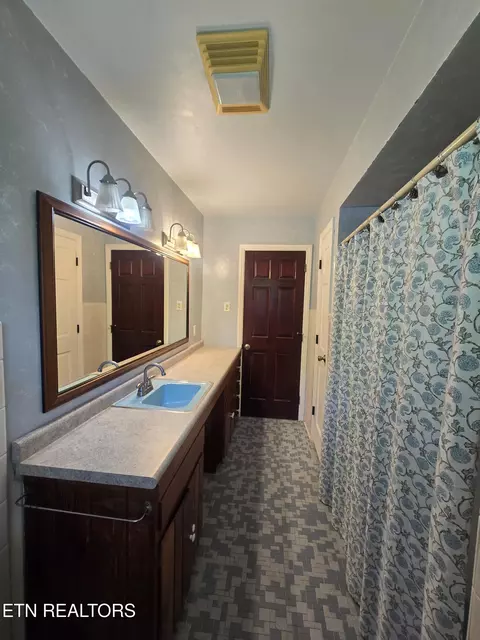 Bath - 380 Vine Ave, Oneida, TN 37841 photo 3 of 3