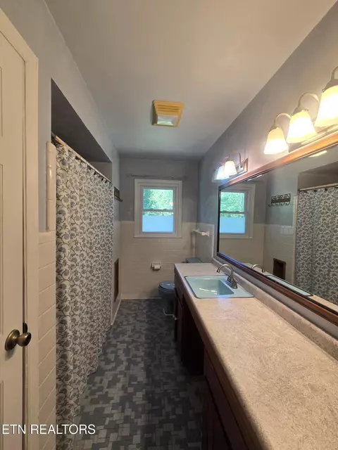 Bath - 380 Vine Ave, Oneida, TN 37841 photo 2 of 3