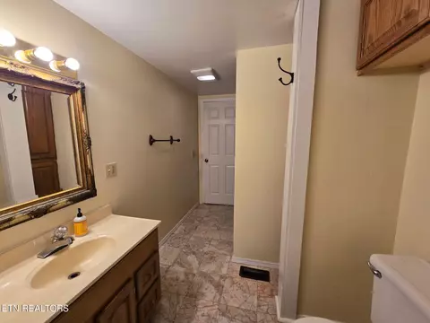 Bath - 380 Vine Ave, Oneida, TN 37841 photo 1 of 3