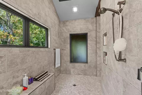 Bath - 524 Laurel Rd, Townsend, TN 37882 photo 6 of 6