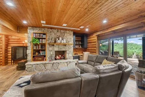 Living - 524 Laurel Rd, Townsend, TN 37882 photo 6 of 6