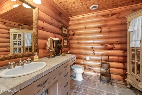 Bath - 524 Laurel Rd, Townsend, TN 37882 photo 2 of 6