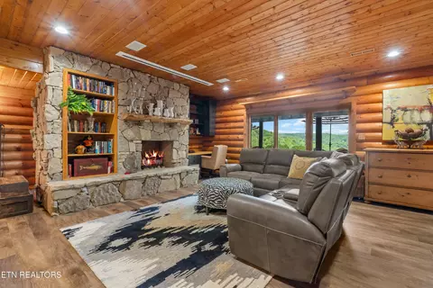 Living - 524 Laurel Rd, Townsend, TN 37882 photo 5 of 6