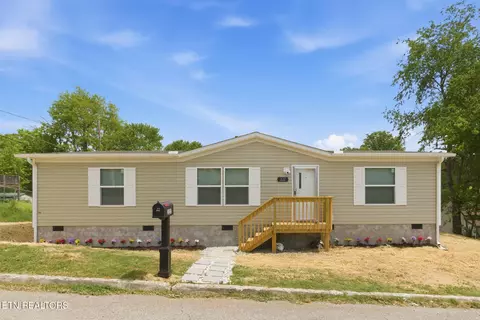 222 NW Virginia Ave, Harriman, TN 37748