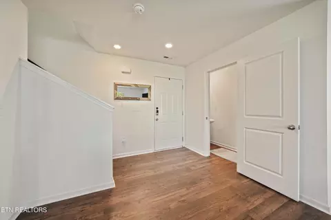 Entry Way - 211 Belle Ct, Talbott, TN 37877 photo 2 of 5