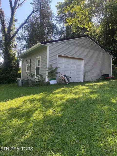 501 Back Valley Rd, Speedwell, TN 37870