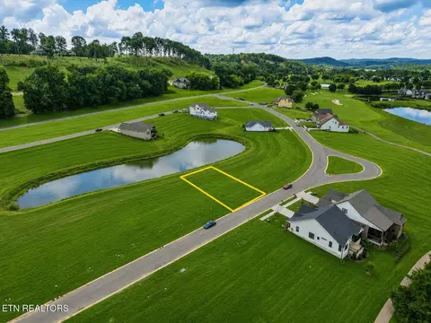 652 Black Bear Cir, Loudon, TN 37774