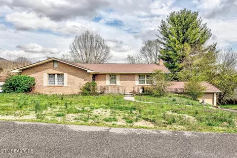 921 Hilltop Dr, Jacksboro, TN 37757