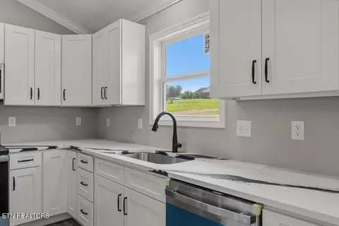 Kitchen - 1124 Ruby Way, Greenback, TN 37742 photo 3 of 4