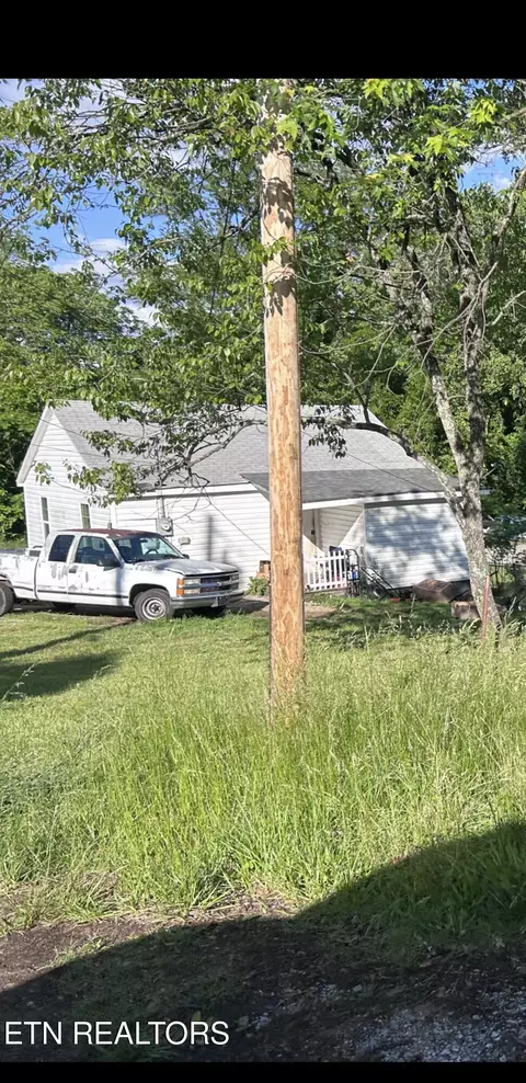 308 Barnett Cir, Harriman, TN 37748
