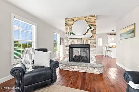 Living - 1405 Caleb Tr, Greenback, TN 37742 photo 2 of 3