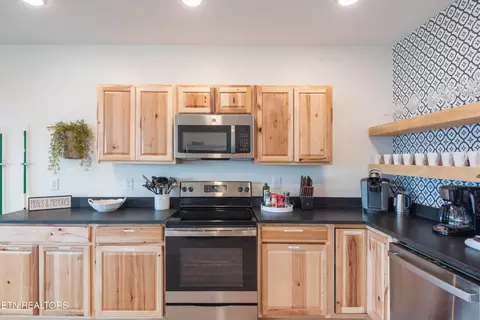 Kitchen - 875 Shell Mountain Rd, Sevierville, TN 37876 photo 4 of 5