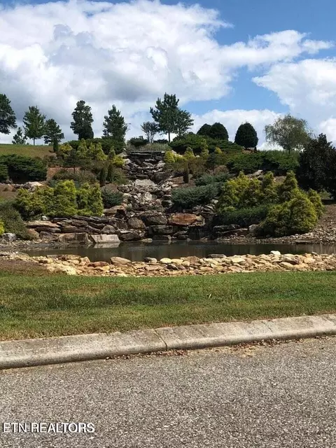 76 Twin Lakes Dr, Loudon, TN 37774