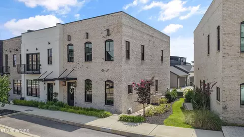 9827 Clingmans Dome Dr, Knoxville, TN 37922