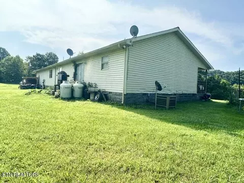 Exterior - 271 Lakin Dr, Clintwood, VA 24228 photo 2 of 5