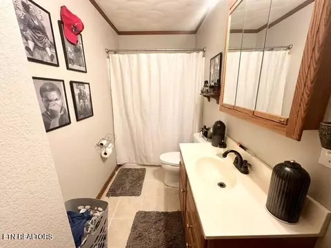 Bath - 271 Lakin Dr, Clintwood, VA 24228 photo 5 of 5