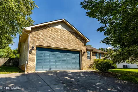 1126 Willow Creek Cir, Maryville, TN 37804