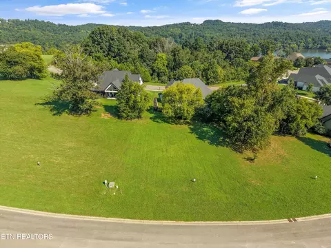 1520 Eagle Pt Dr, Loudon, TN 37774