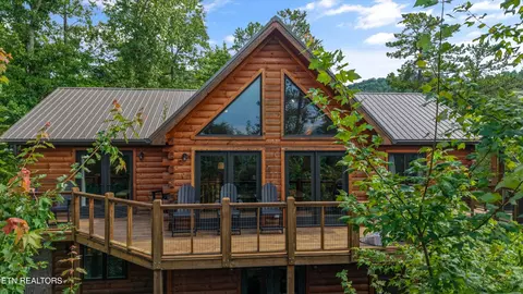 2421 Misty Shadows Dr, Sevierville, TN 37862