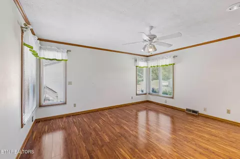 Living - 8005 Corryton Luttrell Rd, Corryton, TN 37721 photo 3 of 4