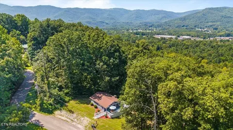 112 Posey Ln, Jacksboro, TN 37757
